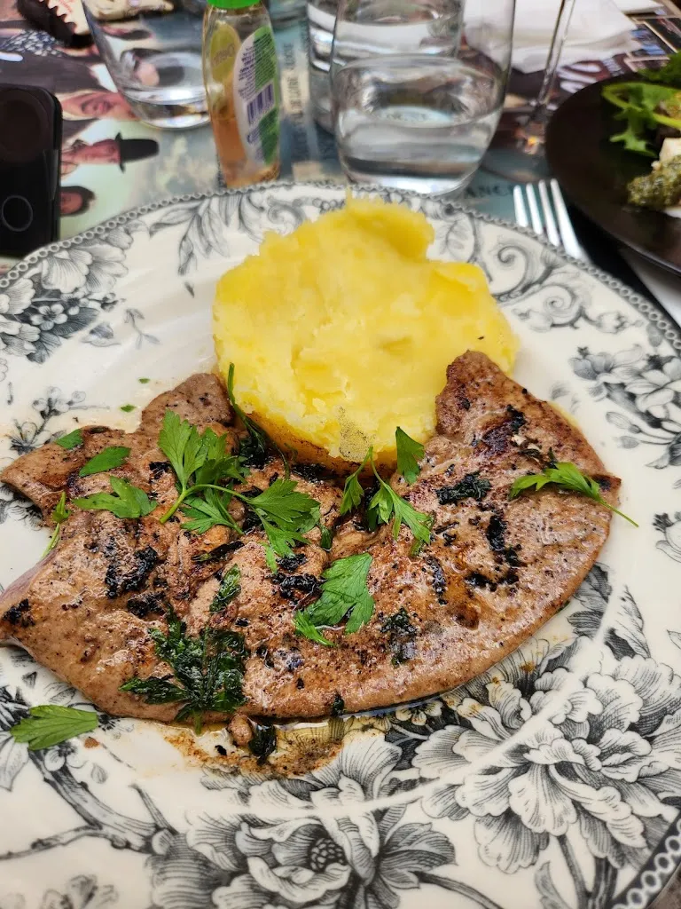 Jeremy Cheok_L'escalier_Orléans_review