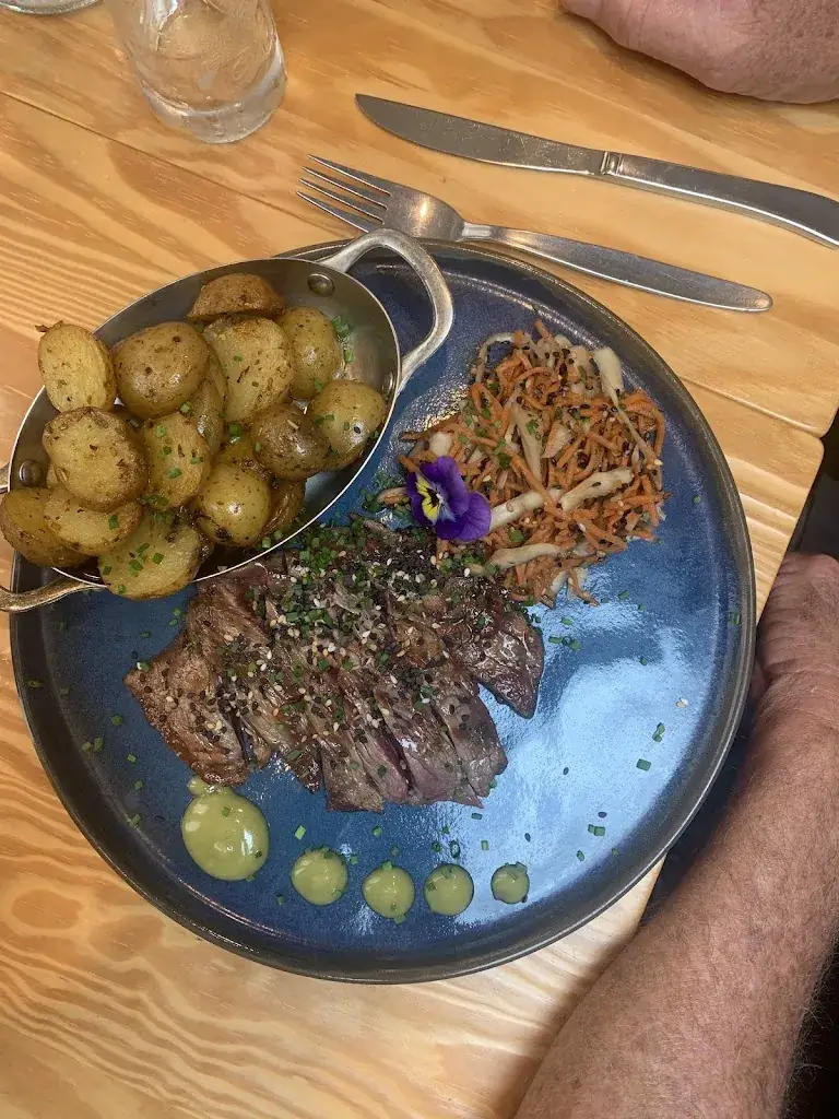 Gwen Bourgine_Le 122_Ormes_review