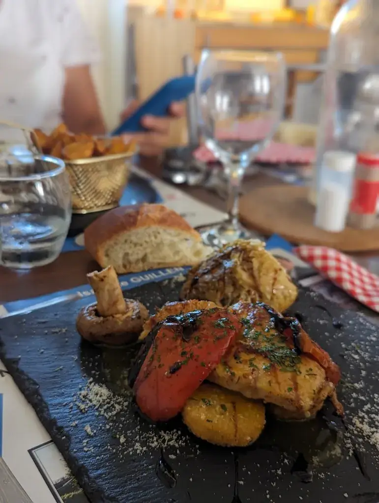 IG nico.blog.trotter_Bar / Restaurant / Chambre à la nuitee à 45e/Le Champ de Foire à Châteaumeillant_Châteaumeillant_review