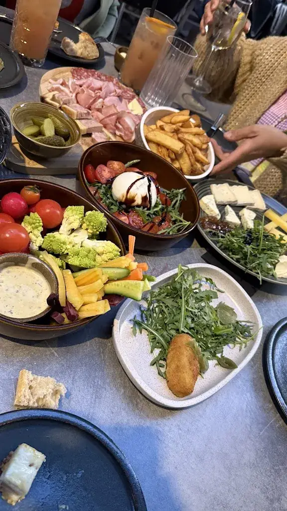 Cyril Pergoud_À la niche - Restaurant - Bar à cocktail - Tapas_Brignais_review