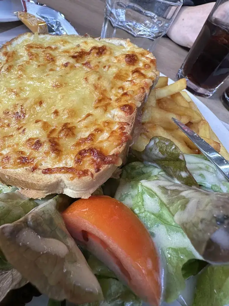 Alastair Woolley_Café de Paris_Châteauroux_review