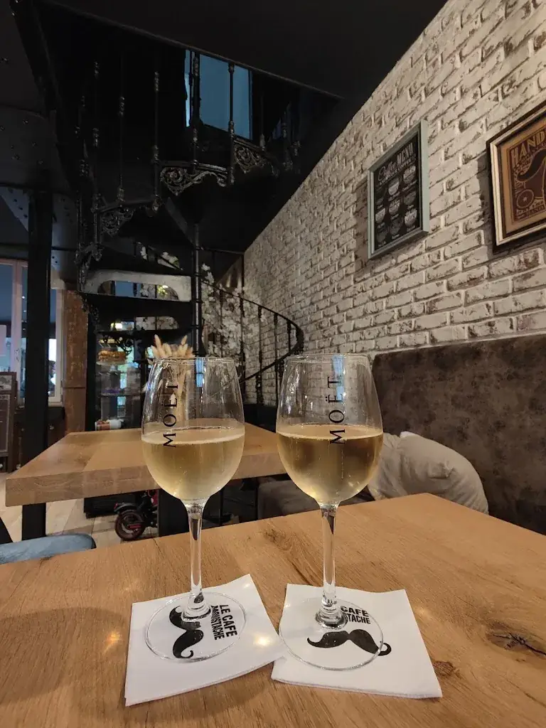 Jane Stephens_Café Mustache_Châteauroux_review