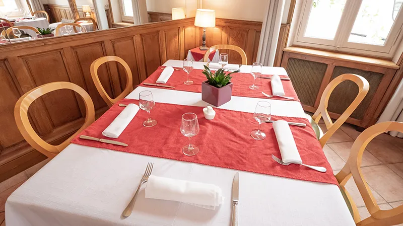 RELAIS DES REMPARTS restaurante en Nogent-le-Roi