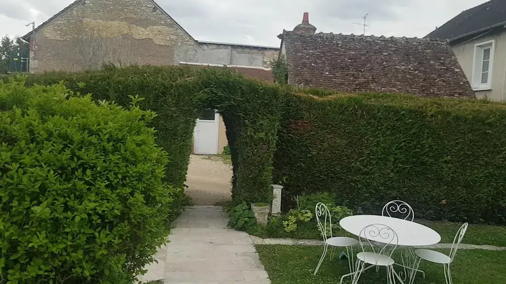 Hôtel Auberge du Centre restaurant in Chitenay