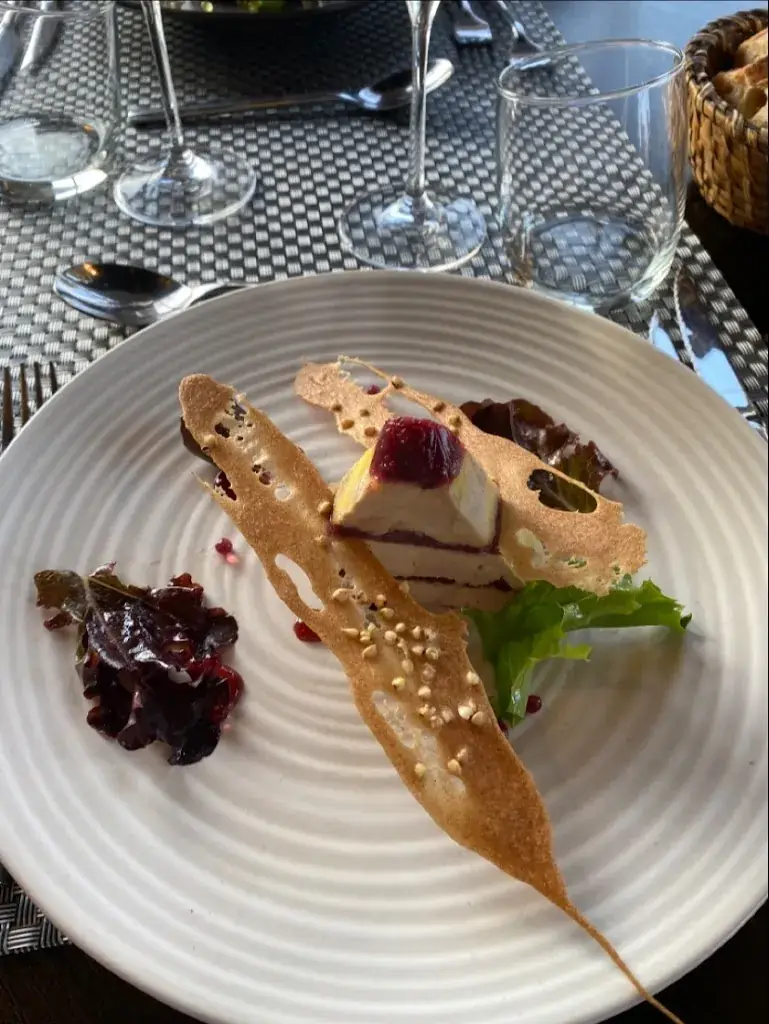 John Doe_L'Évidence_Cour-Cheverny_review