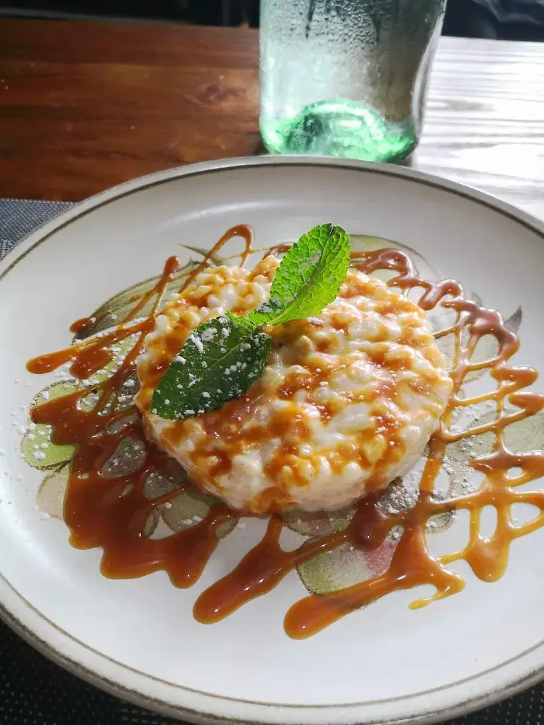 Corine MALROUX_TABLE 12_Cours-les-Barres_review