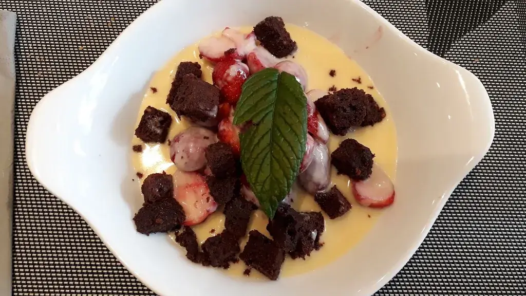 TABLE 12_Cours-les-Barres_slider_image_2