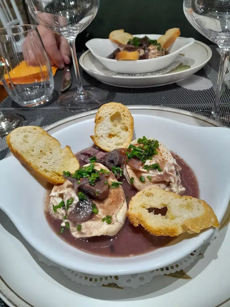 TABLE 12_Cours-les-Barres_slider_image_3