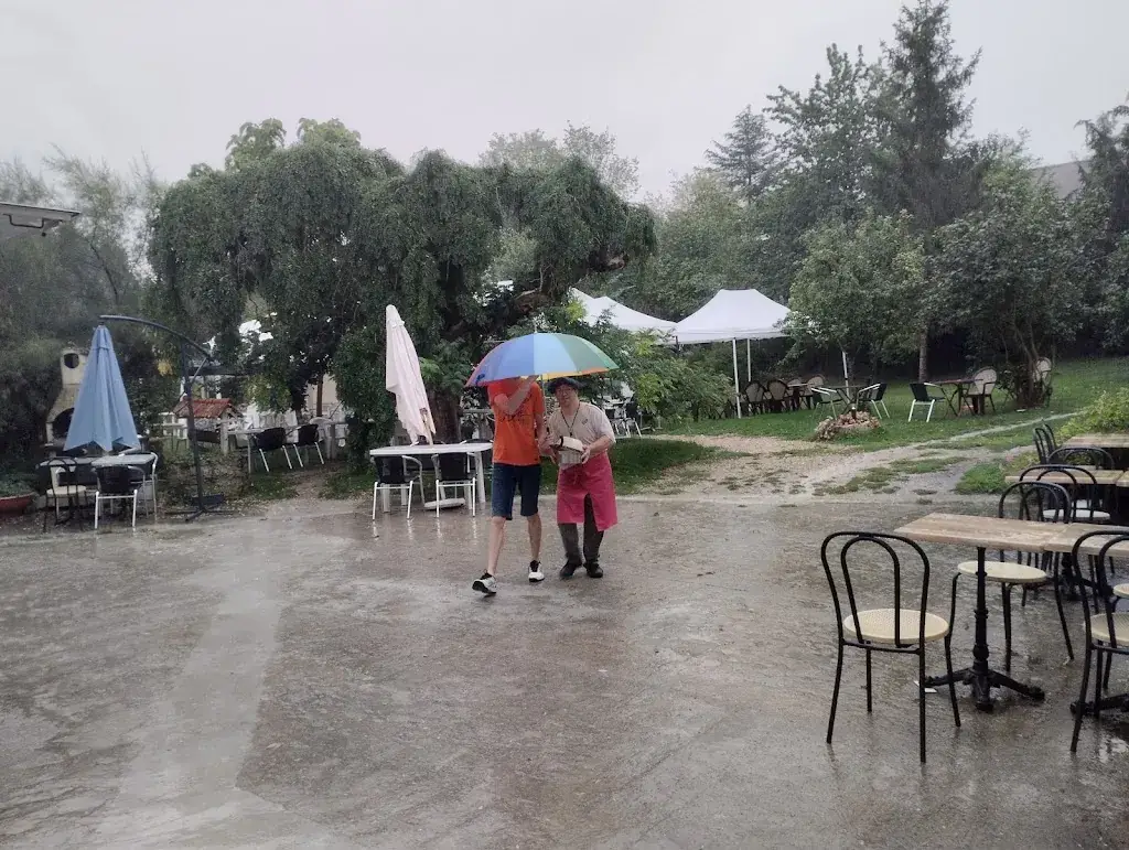 Les lutins joyeux restaurant in Yèvre-la-Ville