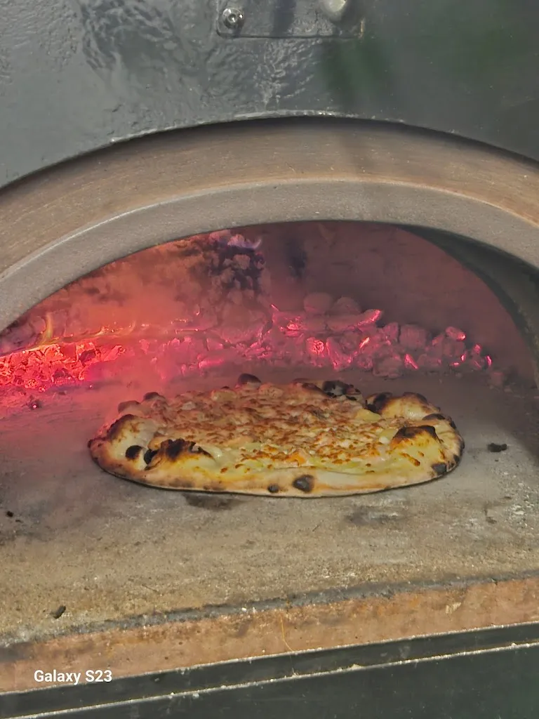 Chez julio pizza_Cinq-Mars-la-Pile_slider_image_3