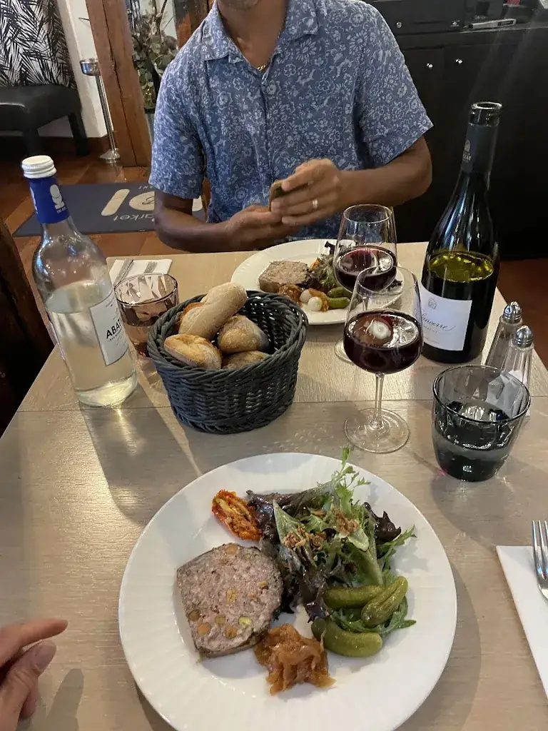 Rebecca Bell_Market Pub_Dreux_review