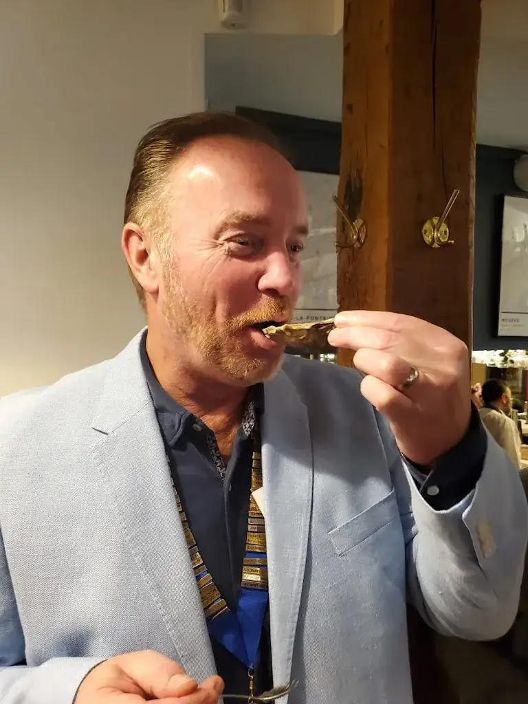 Richard Moelwyn-Hughes_Market Pub_Dreux_review