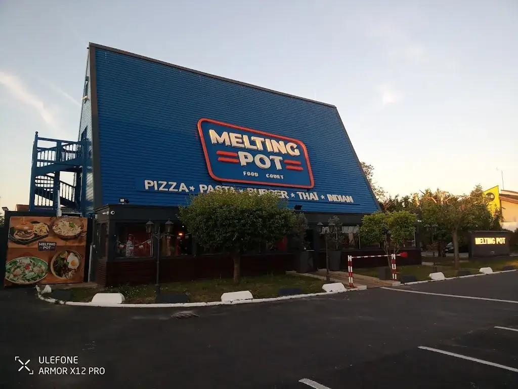 Melting Pot Food Court restaurant in Corbeil-Essonnes