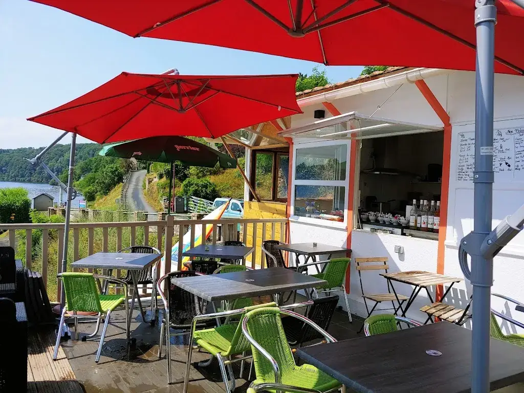 LE LAKE Bar -Snack- Creperie ( anciennement la paillote du lac) restaurant in Éguzon-Chantôme
