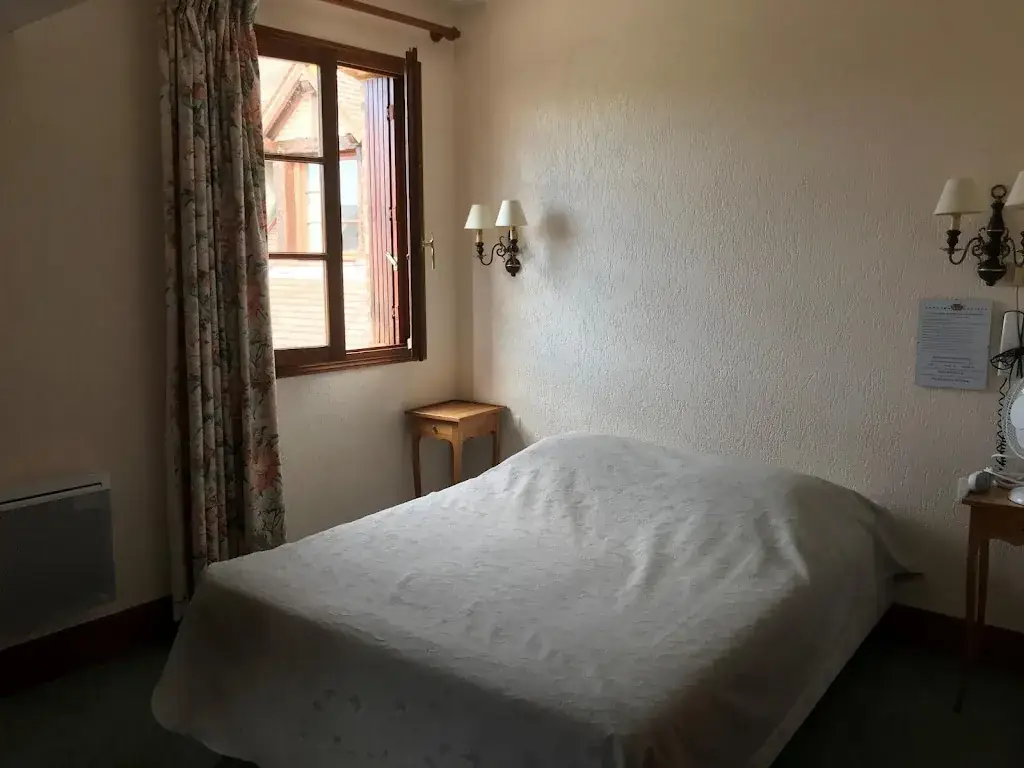 Logis Auberge des Potiers restaurant in Jouy-le-Potier