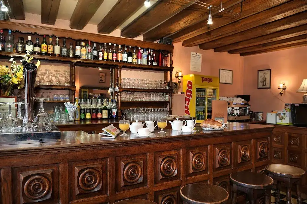 LOGIS Auberge à la Tête de Lard restaurant in Ferté-Imbault