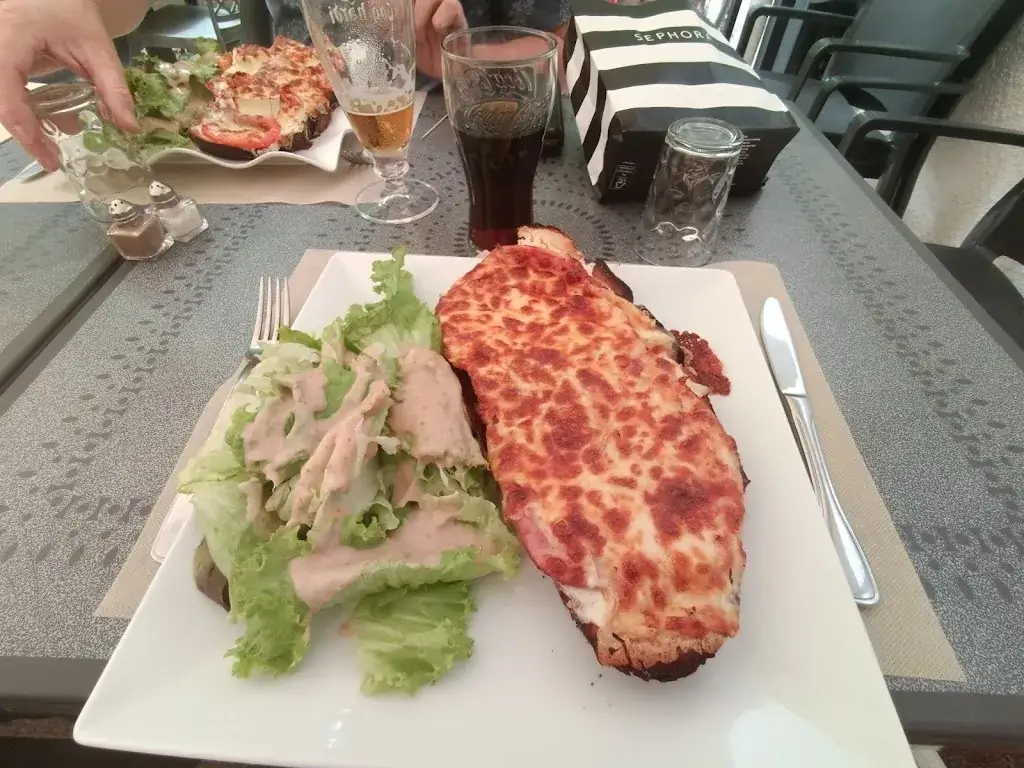 Alexandre Coucault_L'Eau à la Bouche_Ferté-Saint-Aubin_review