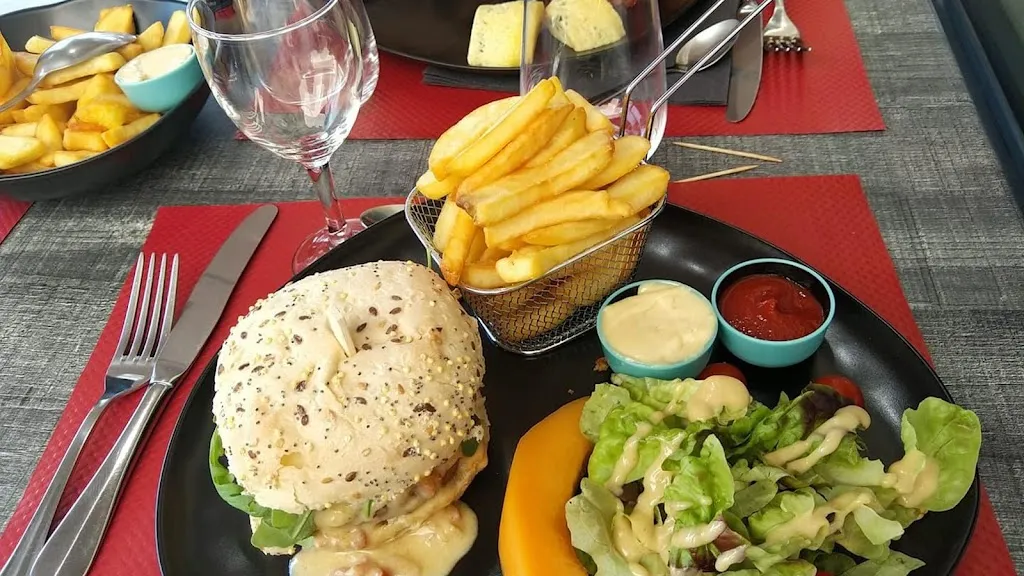 Le Crystal Thé Dansant-Restaurant restaurant in Saint-Désirat