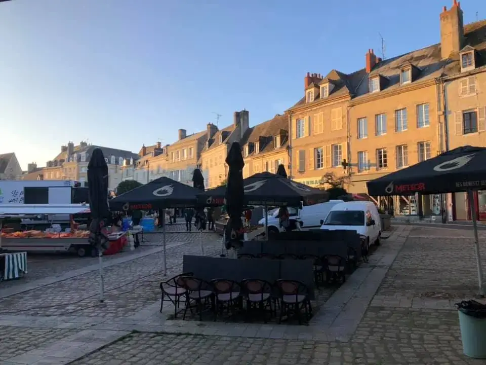 Hôtel du Commerce Restaurant in Châtre