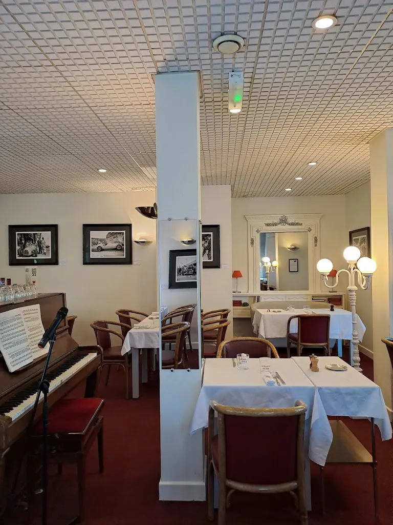 Restaurant de l'Hôtel Le Lion d'Argent restaurant in Montgivray