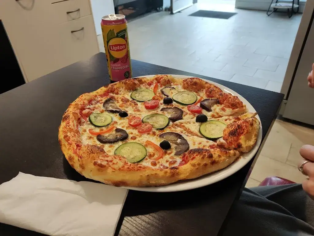 Karel Kolb_PALACE PIZZA_Loupe_recensione