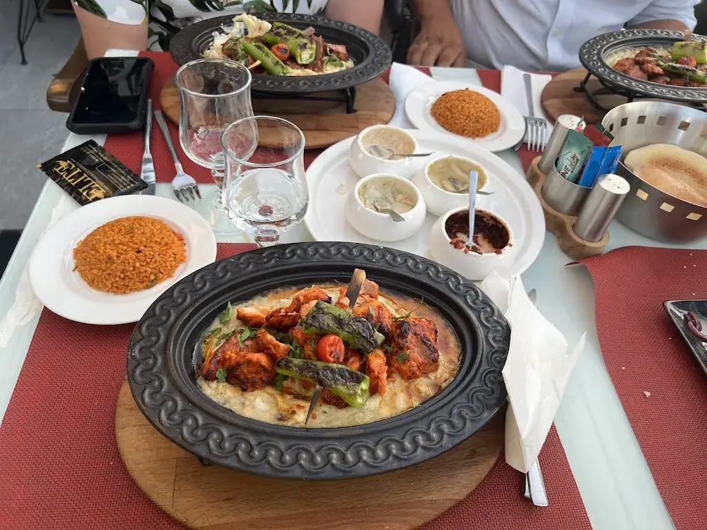 Emilia-Lidia Strouthous_Elite Restaurant_Bron_review