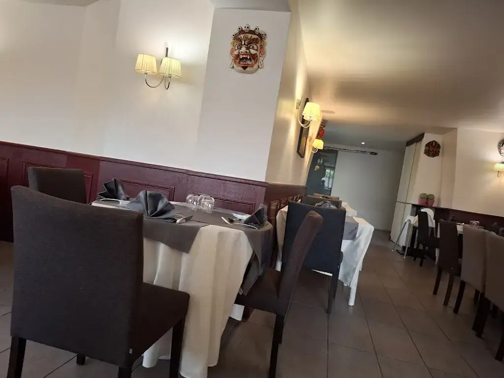 R J_Le Grand Pacha de l'Himalaya_Coudray-Montceaux_review