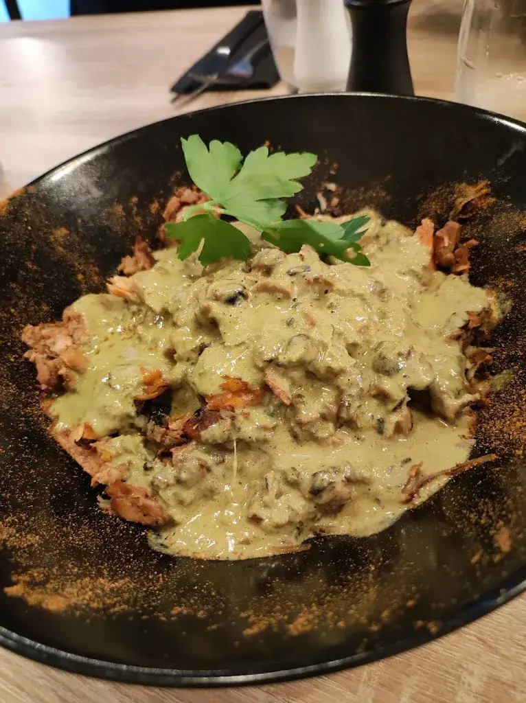 Lucho Mrl_THE OLD SCHOOL TAVERN_Ville-aux-Dames_review