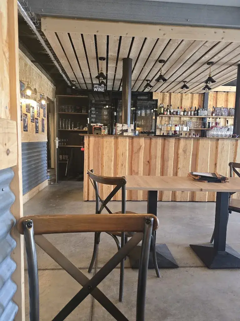 THE OLD SCHOOL TAVERN_Ville-aux-Dames_slider_image_2