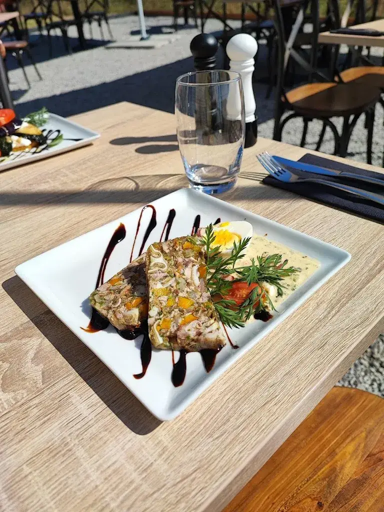 THE OLD SCHOOL TAVERN_Ville-aux-Dames_slider_image_3