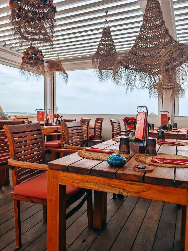 Rooftop_Saintes-Maries-de-la-Mer_slider_image_3