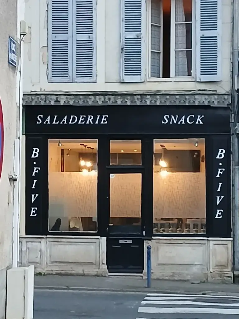 Bfive Restaurant in Nérondes