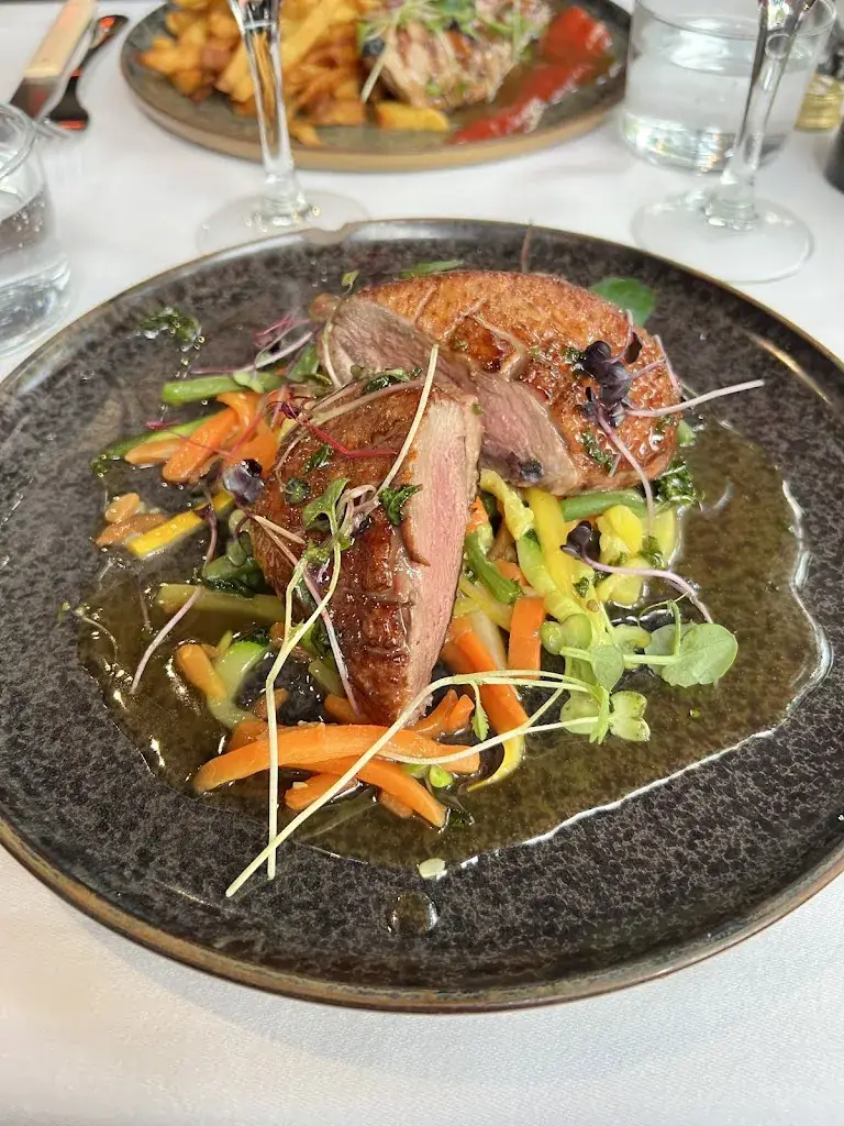 Aira Heeley_Maison Bès_Paris_review