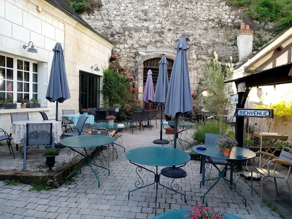 Bistro "Chez Arti" restaurant in Lavardin