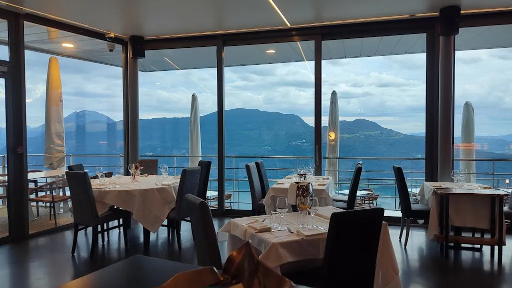 Le Belvédère restaurant in Entrelacs