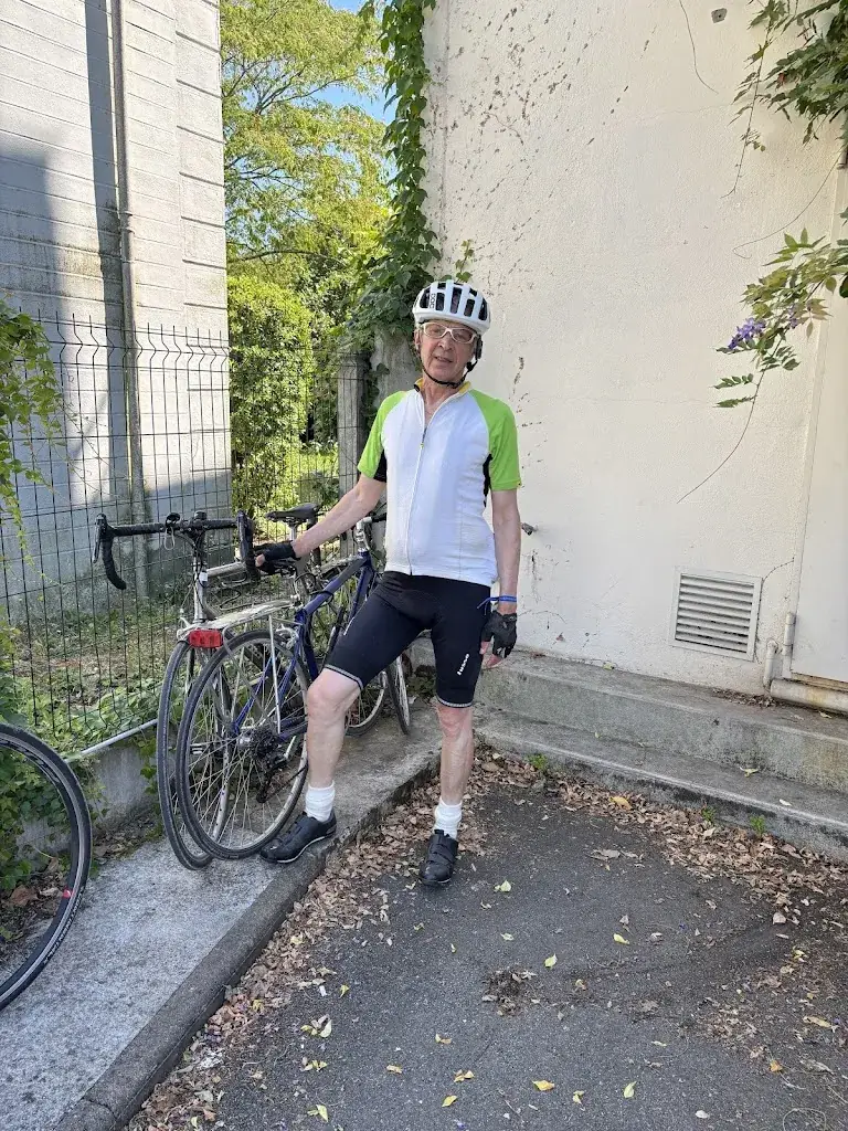 J “TopFlat” Benedict_Logis Hôtel le Pavillon Bleu_Olivet_review