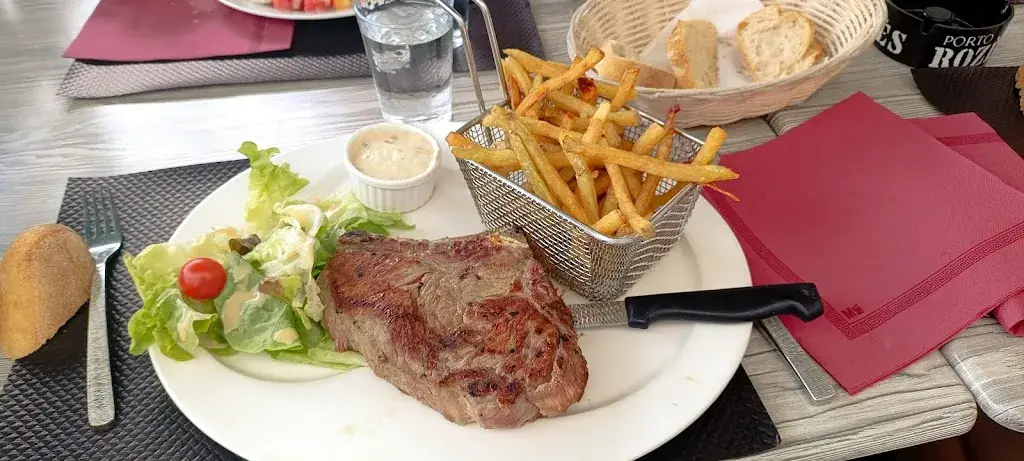 Kyoko Sakura_Aux Canotiers_Olivet_review