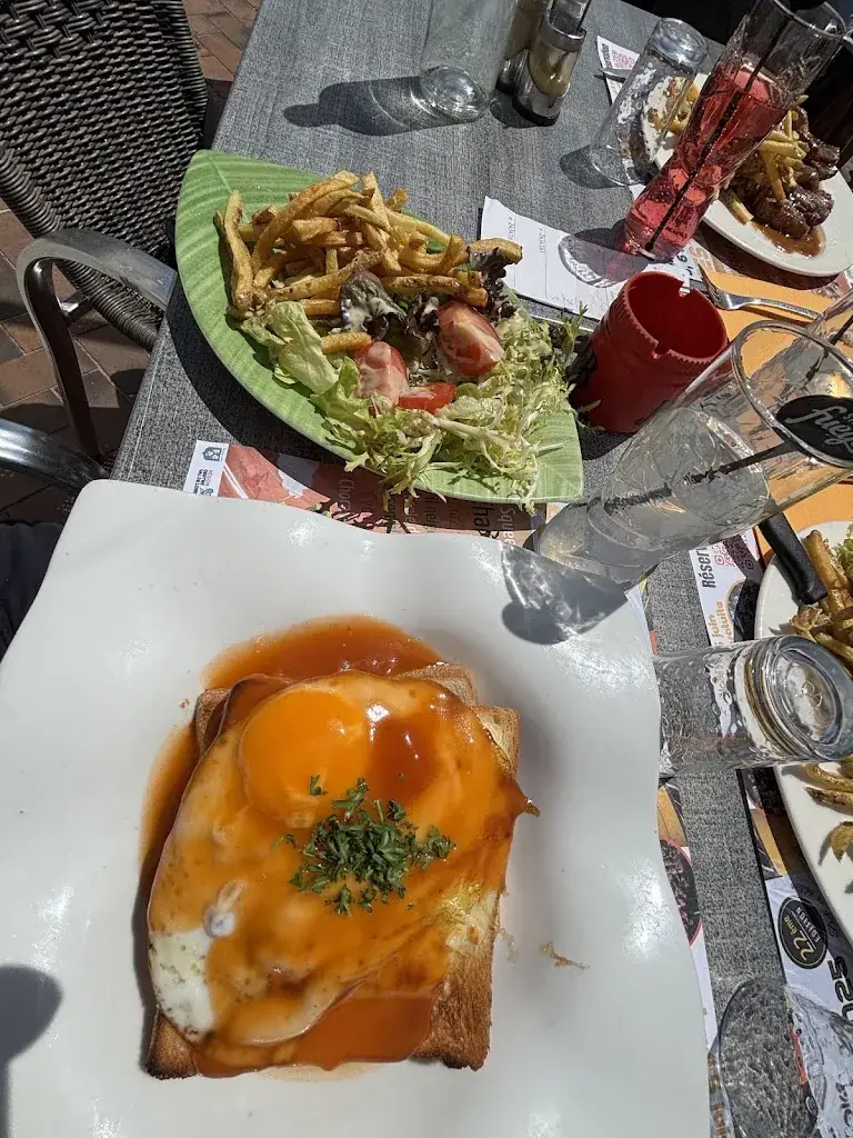 Sébastien Abram_Aux Canotiers_Olivet_review