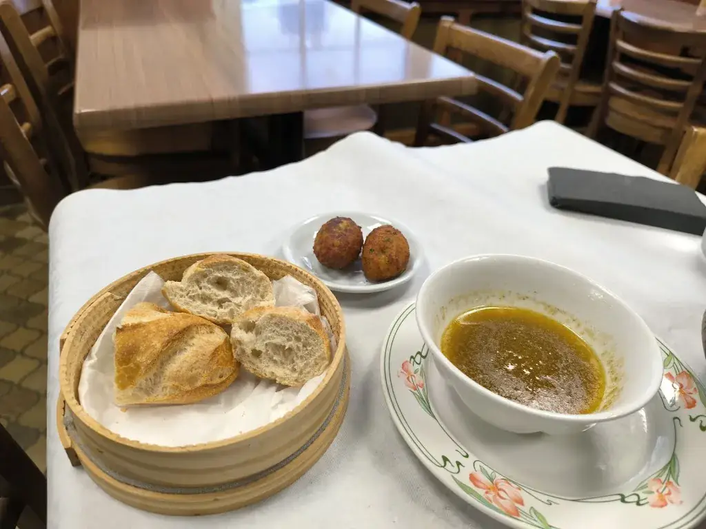 L'Auberge Saint Hubert restaurant in Saint-Cyr-en-Val