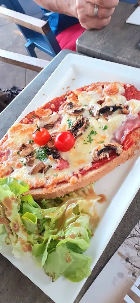 Aidan Nosnhoj_La Rotonde_Saint-Amand-Montrond_review