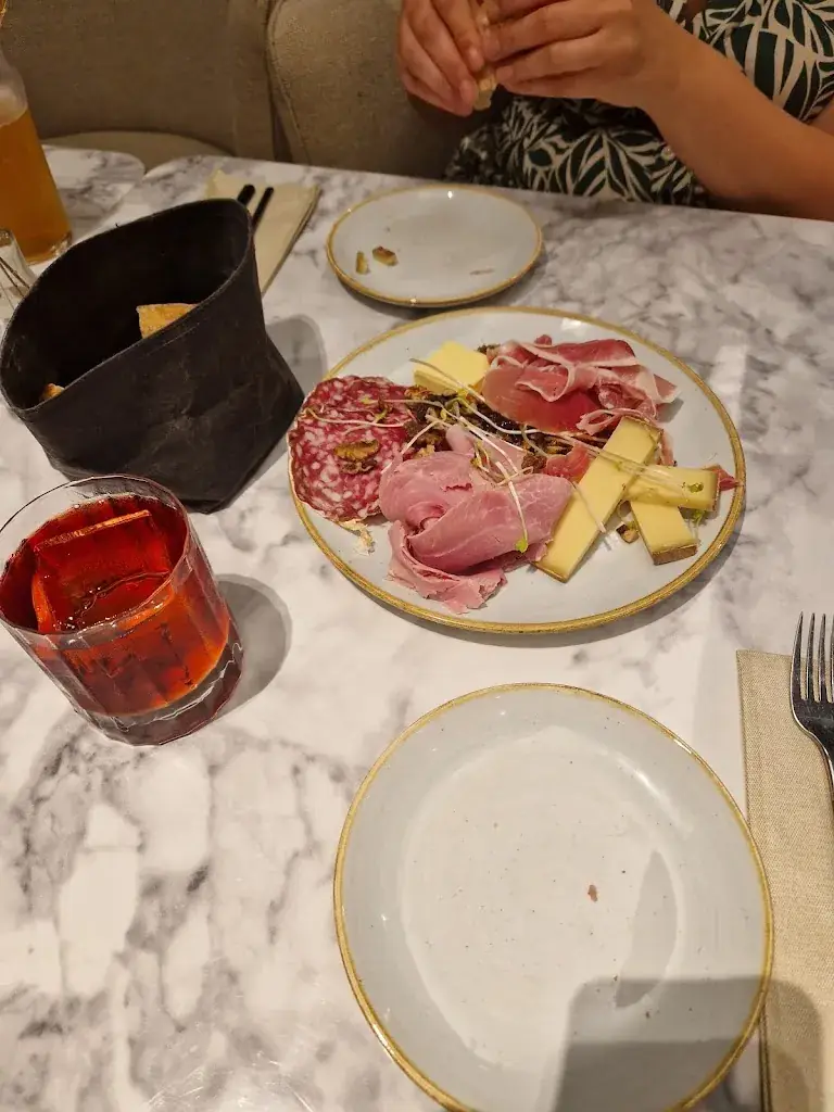 Adrien Uria_TRIBE Table Lyon Croix-Rousse_Caluire-et-Cuire_review