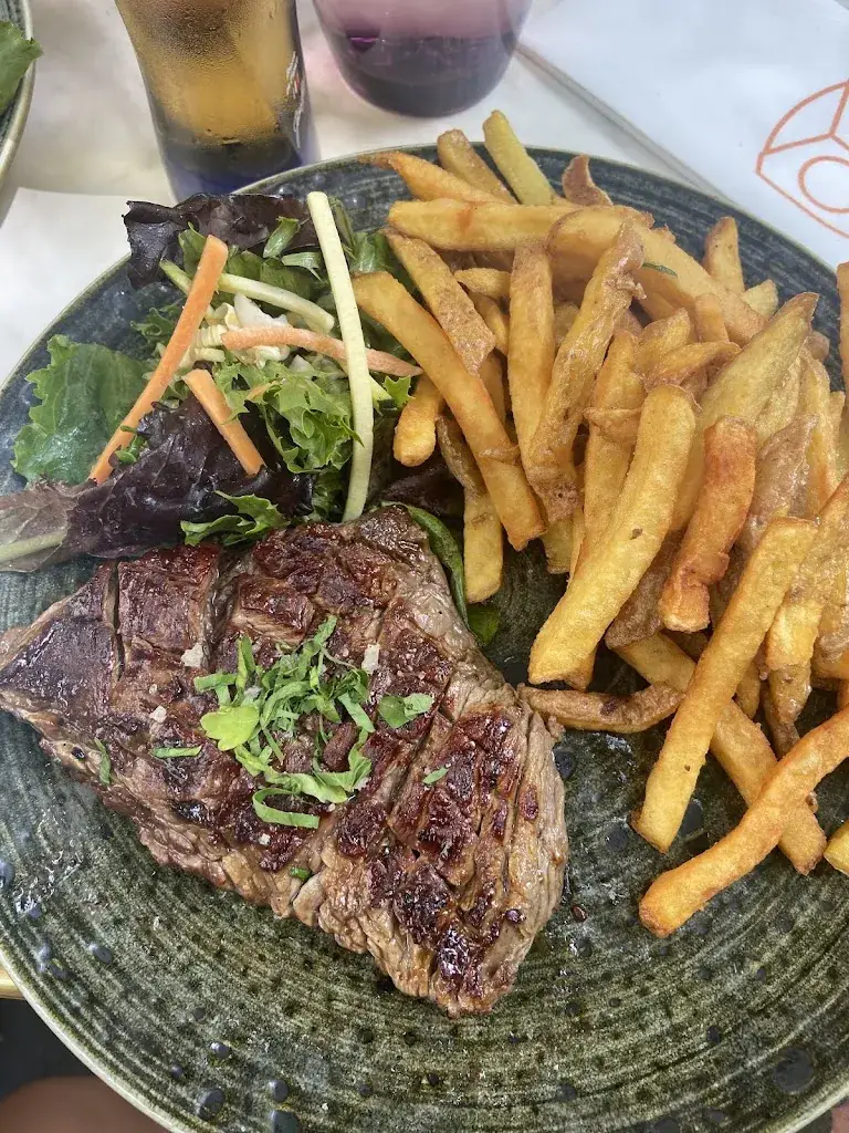 Celia Falcón_Brasserie la Chouette_Paris_review