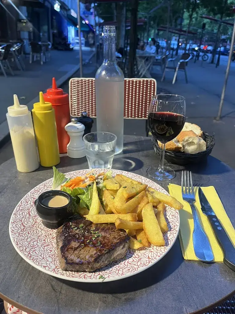 Chloe L_Le Zinc_Paris_review