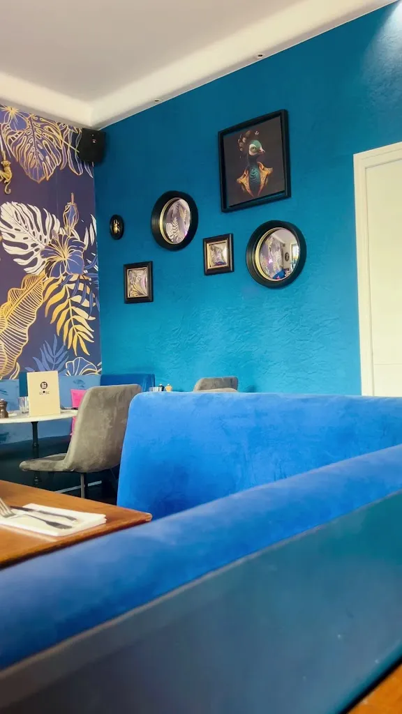 Angel Mizpha_Le Globe_Paris_review