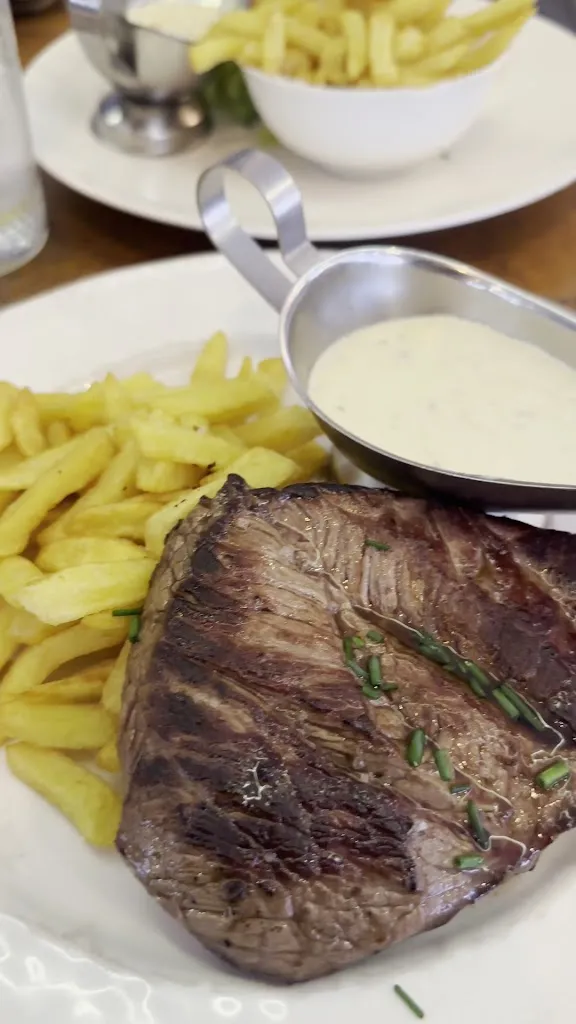 Le Globe_Paris_slider_image_2