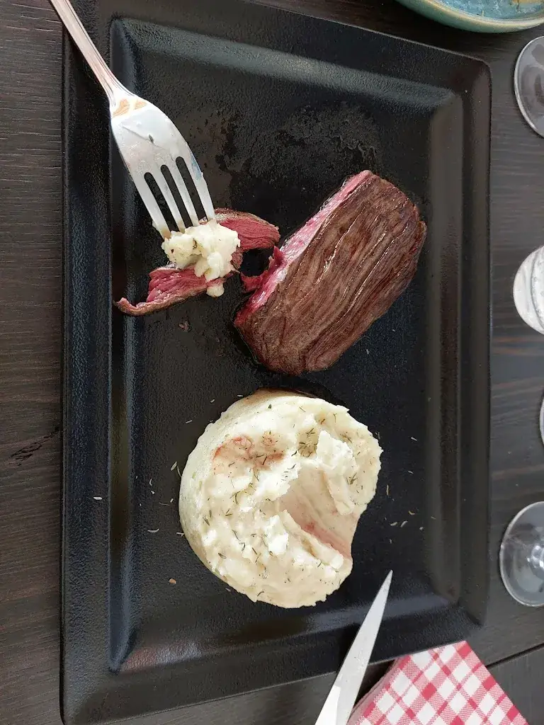 Valérie Delpuech_Auberge Avenue_Saint-Marcel_review