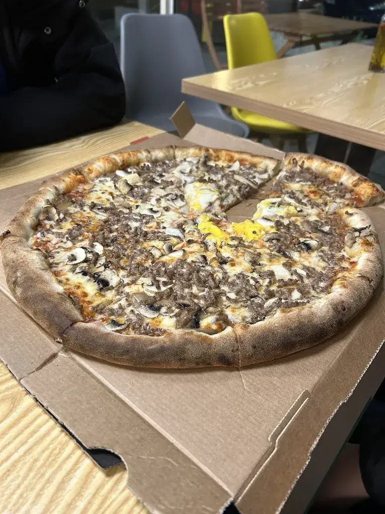 roza hamaidi_Pizza club Saussay_Saussay_review