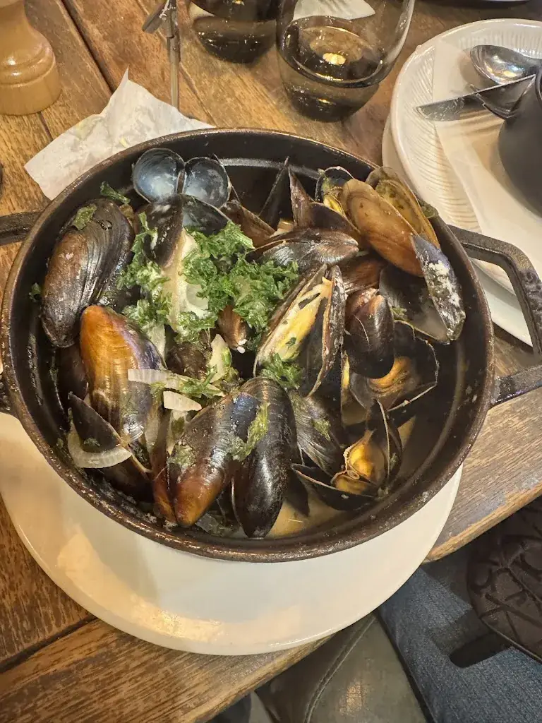 Lu Chen_Huguette, Bistro de la mer_Paris_review