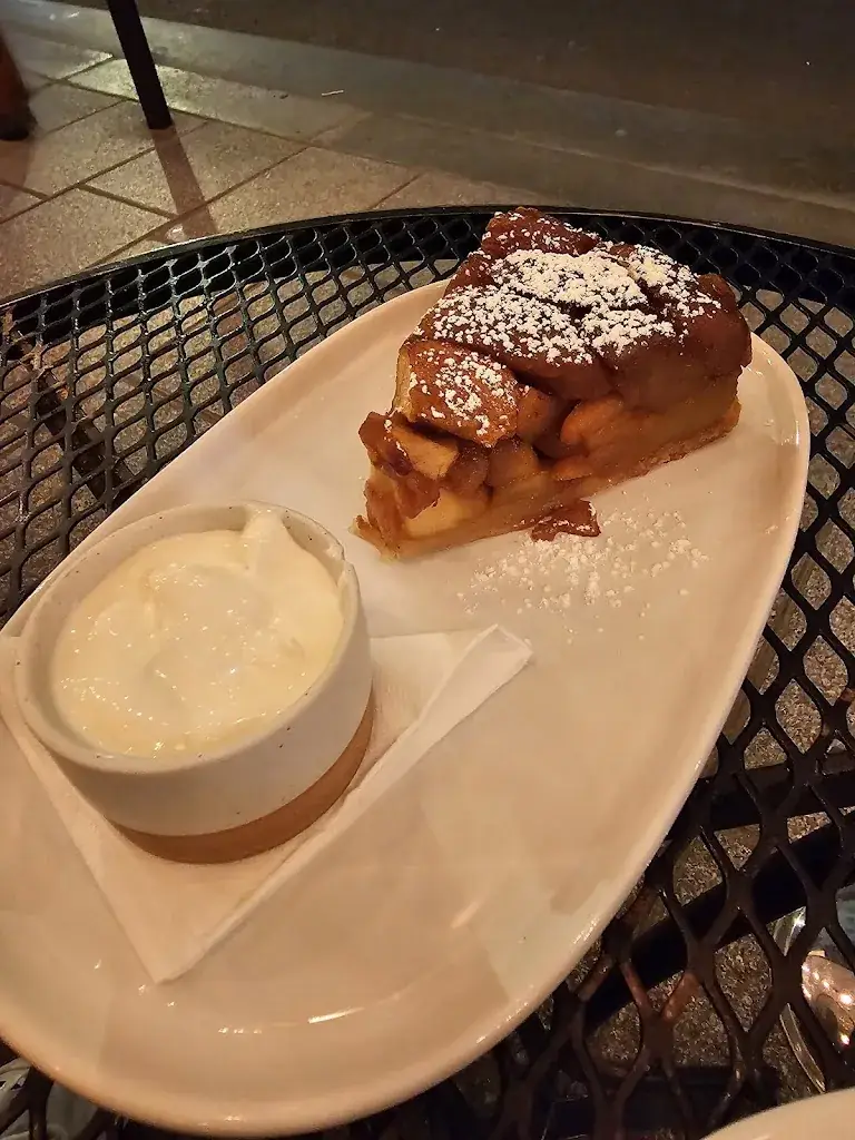 Raelynn Moskal_Huguette, Bistro de la mer_Paris_review