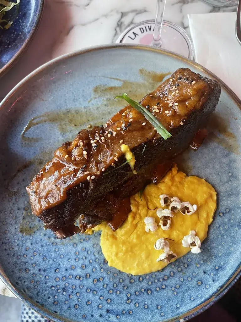 Ірина Павлишина_La Diva des Prés_Paris_review